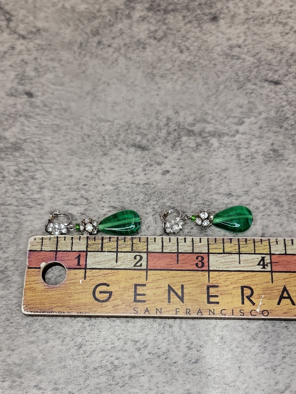 Vintage green bead and rhinestones clip on dangle earrings - Picture 7 of 7